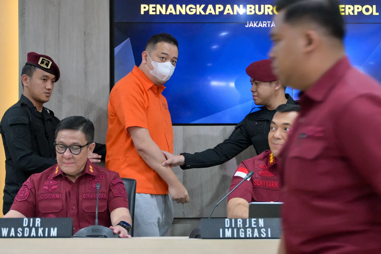Petugas imigrasi menangkap buronan kasus kredit macet asal China senilai Rp2,07 triliun di Batam