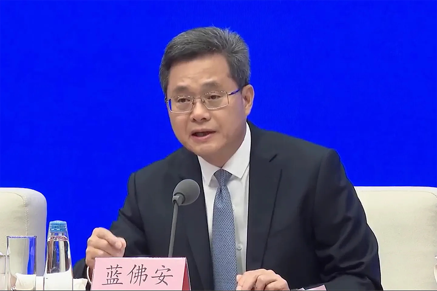 АКШ менен соода согушу себеби боюнча Кытайдын экономикасы "белгисиздик" менен карама-каршы турат