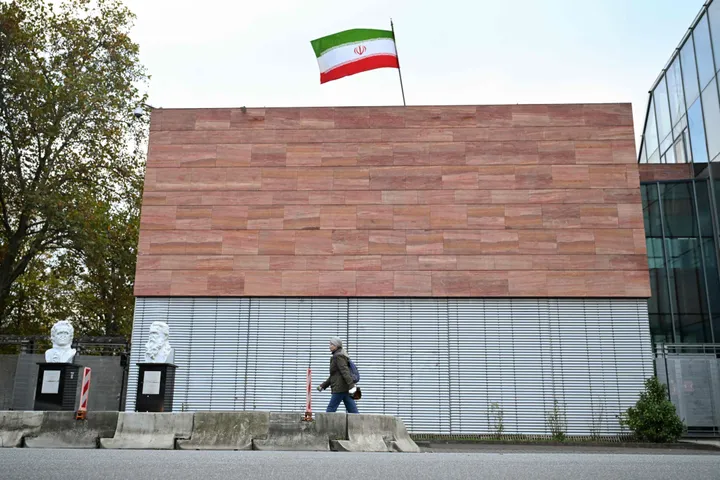 Gjermania ripërsërit thirrjen për qytetarët e saj që të largohen nga Irani