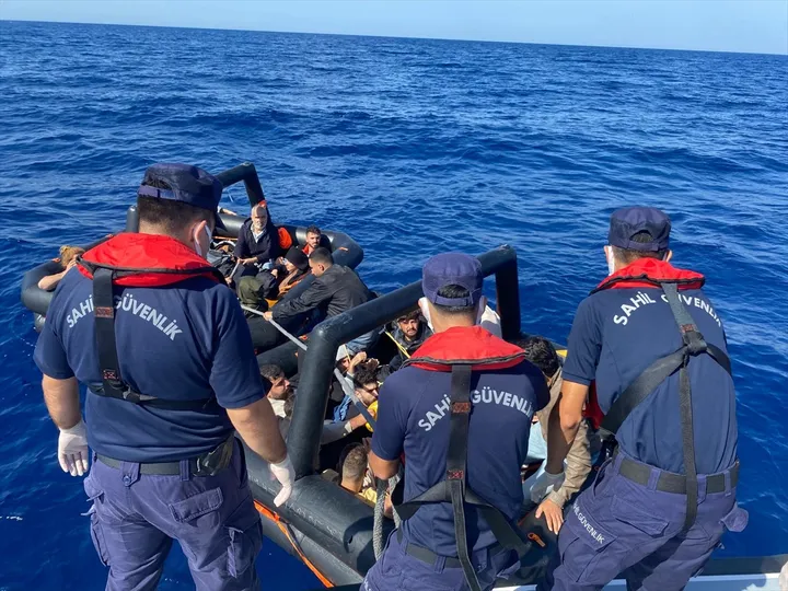 آیا مأموران گارد ساحلی یونان مهاجران سوار بر قایق را کشتند؟