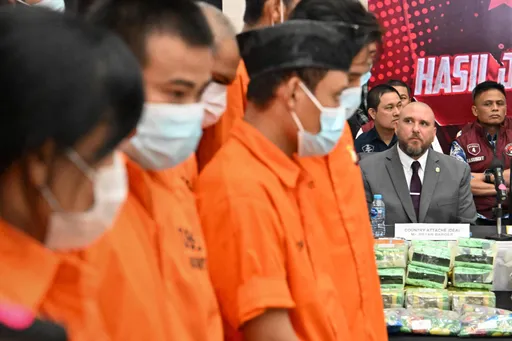 انڈونیشیا نے 2 ٹن میتھامفیٹامین اور کوکین سے لدا جہاز ضبط کر لیا