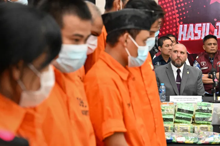 ھىندونېزىيە 426 مىليون دوللار قىممىتىدىكى  مېتافېتامىن ۋە كوكايىن توشۇۋاتقان پاراخوتنى قولغا چۈشۈردى