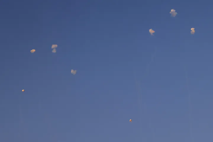 ישראל מבצעת גל תקיפות אוויריות בלבנון, בעקבות "ירי רקטות" — דיווח