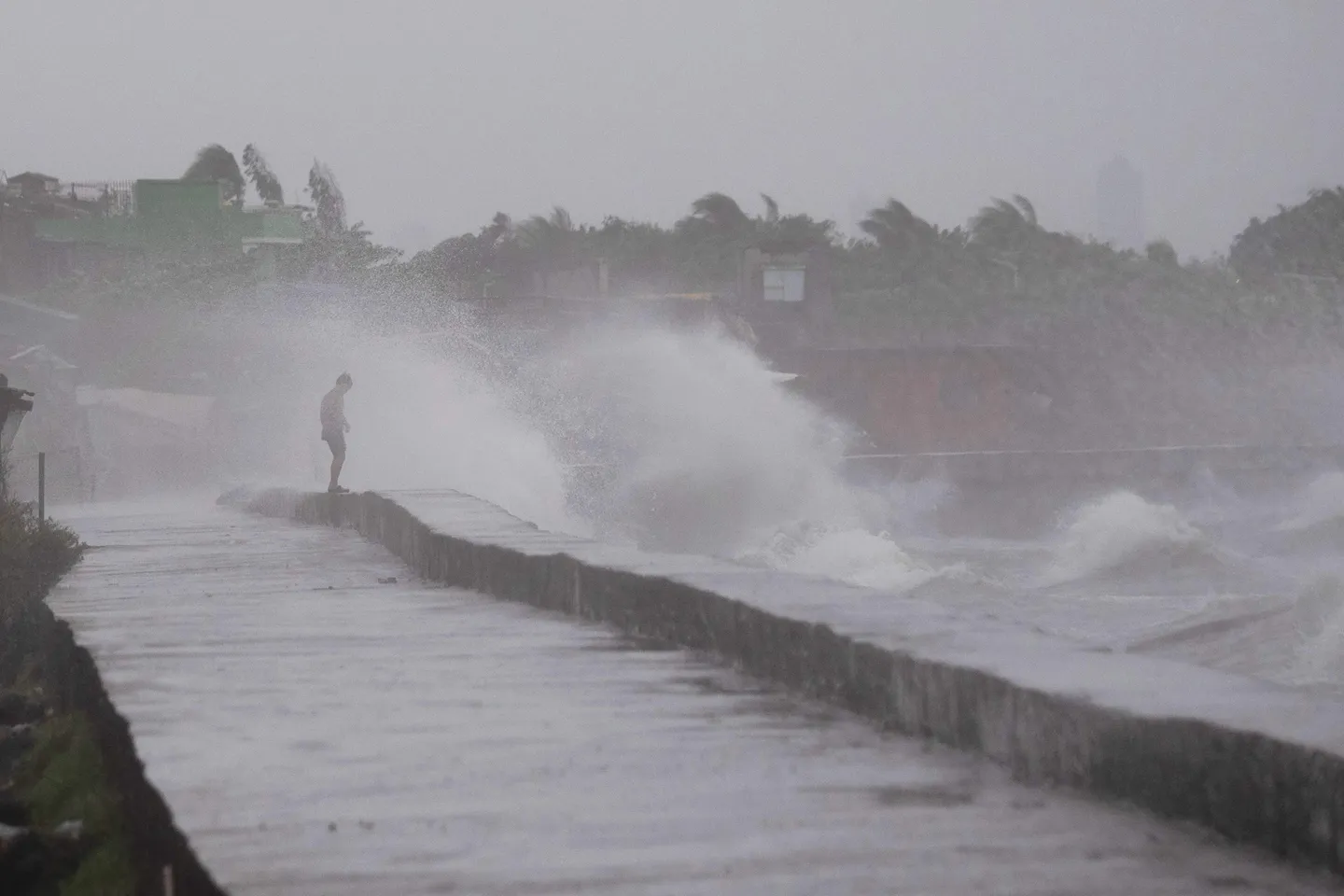 Ֆրանսիայում «Բենջամին» փոթորկի պատճառով ավելի քան 100,000 տուն մնացել է առանց էլեկտրաէներգիայի