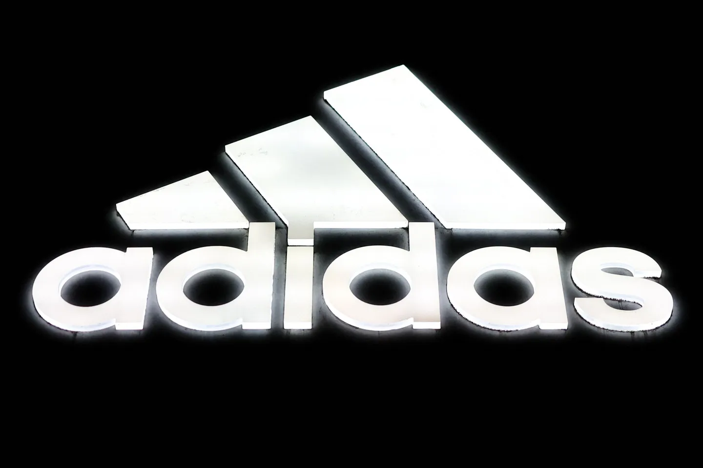 Как Adidas крие тъмната си история с нацистки връзки през всичките тези години