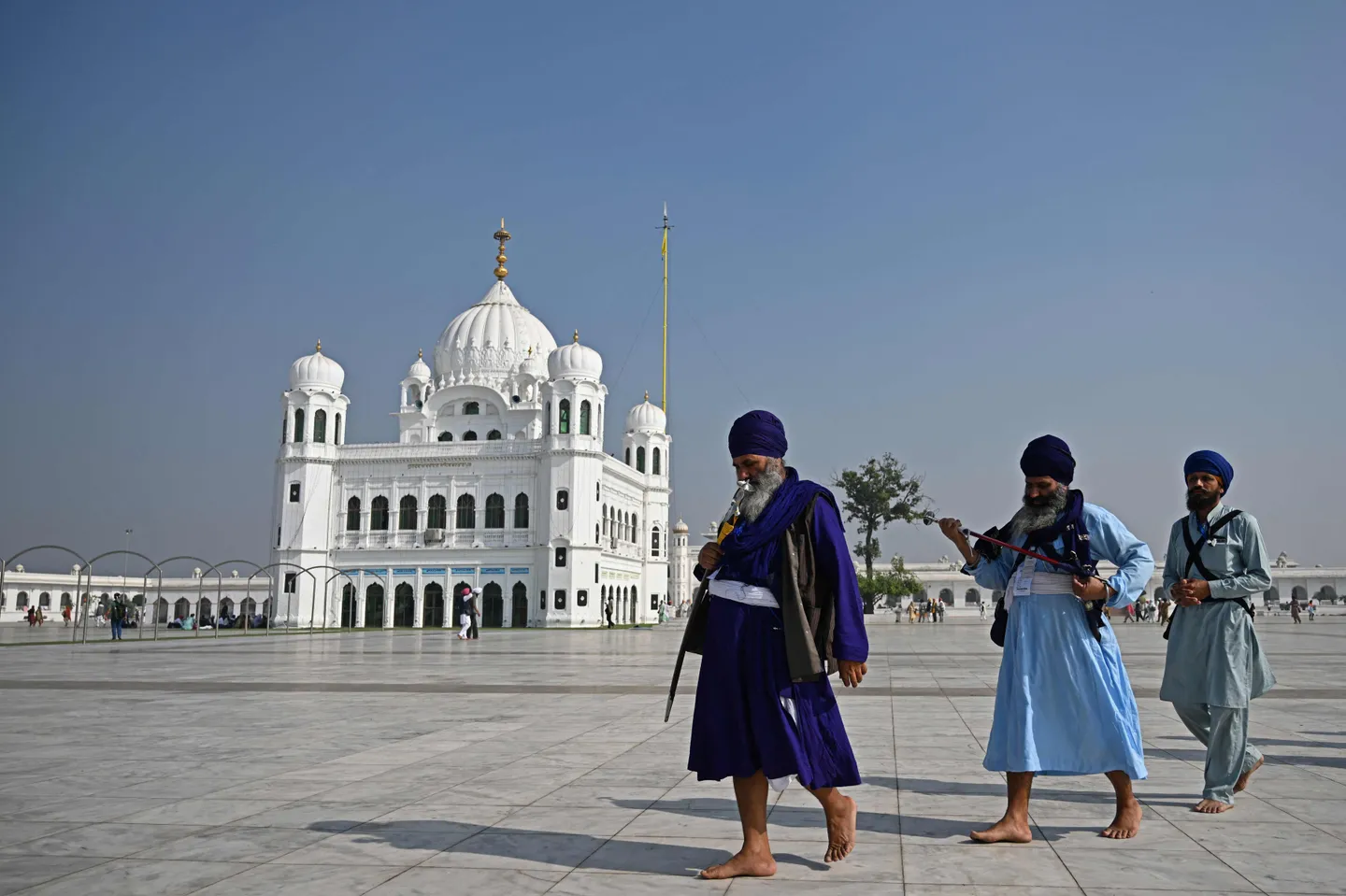 सिख तीर्थयात्रीयों मई के संघर्ष के बाद पहली बार भारत-पाकिस्तान सीमा पार करी