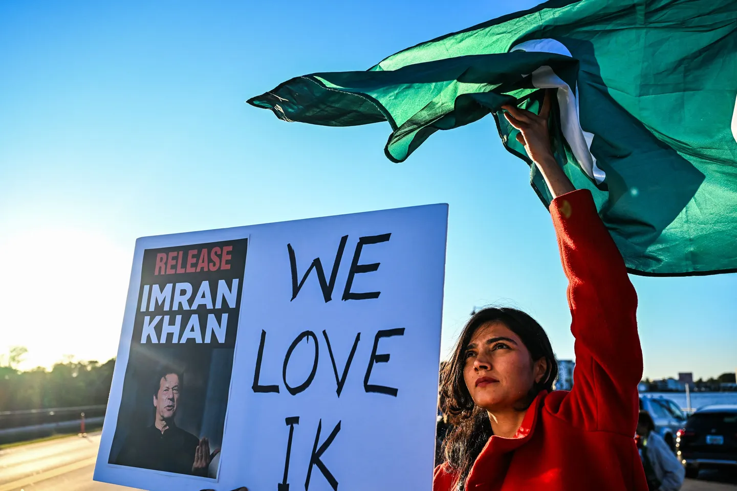 Имран Хандын ишинде эмне болуп жатат?