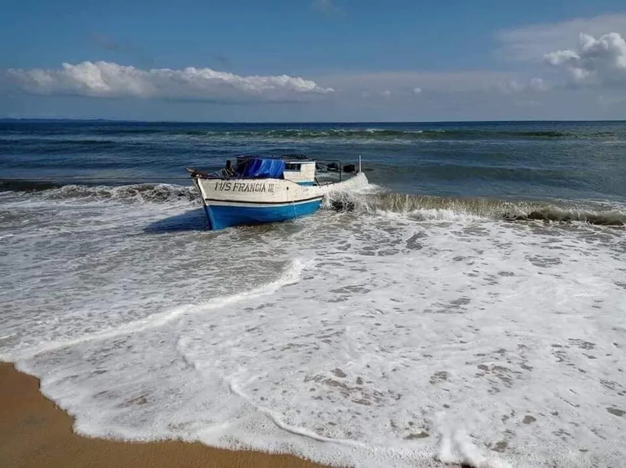 Scores of Somalis die as two boats drift for weeks off Madagascar