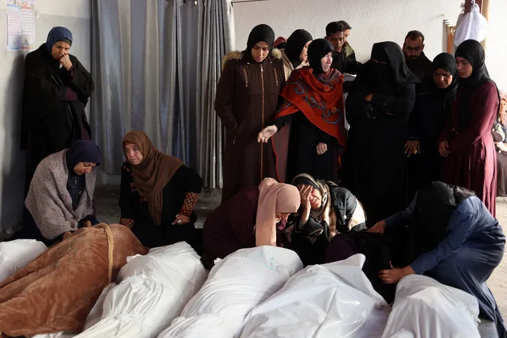 İzrail Ğazzägä 54 fälästinle mäyeten tapşırdı