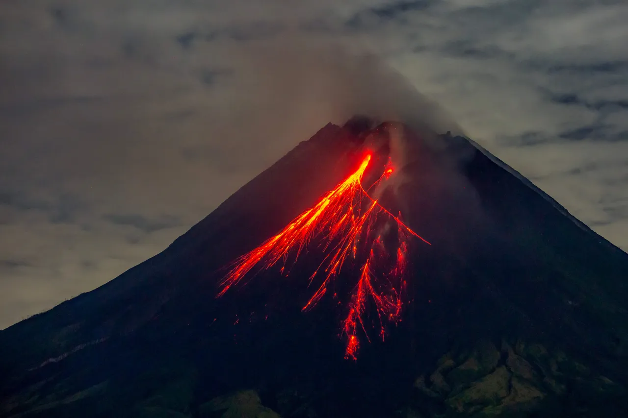 Gunung Merapi luncurkan dua awan panas pagi ini, status siaga tetap berlaku