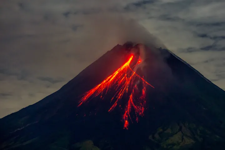 Gunung Merapi luncurkan dua awan panas pagi ini, status siaga tetap berlaku