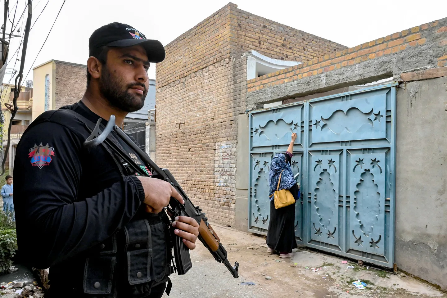 Asemiehet surmasivat poliisimiehen poliorokotuskampanjan yhteydessä Pakistanissa