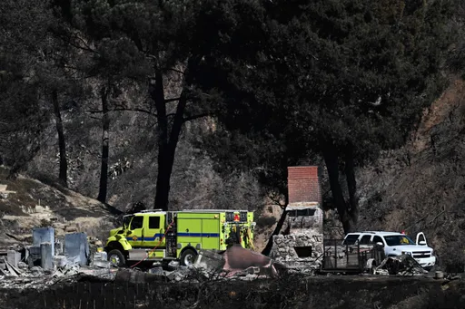 מיליונים ניצבים בפני אזהרות חדשות של שרפות יער בדרום קליפורניה עם עלייה בכוח הרוחות