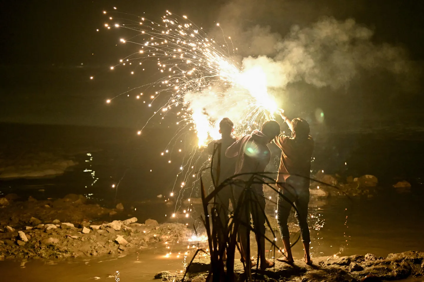 Yeni Dehlidəki Yamuna çayı zəhərli köpüklə örtülüb