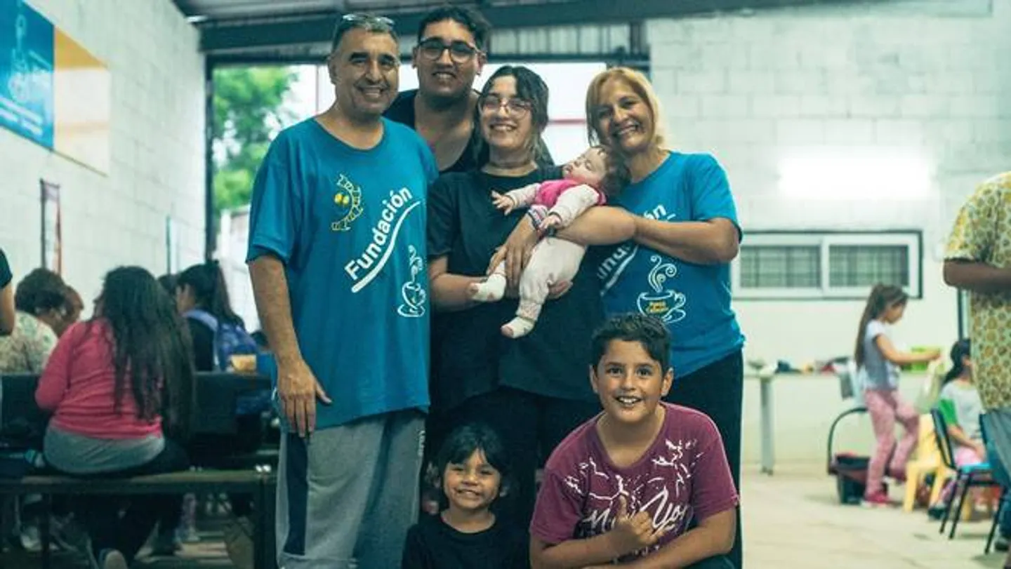 Un expolicía y su esposa alimentan a cientos de niños en Argentina