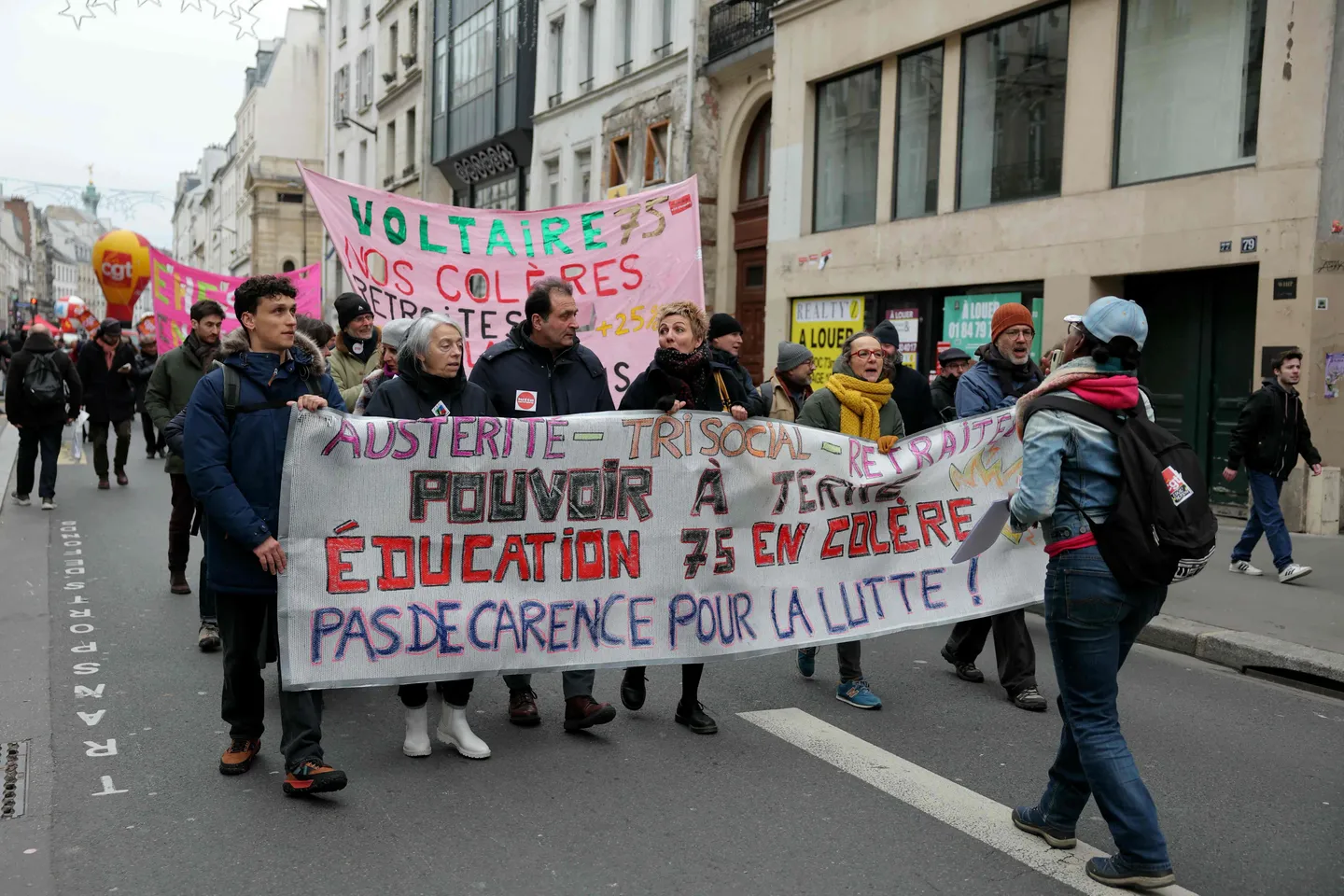 France: les enseignants manifestent contre les coupes budgétaires dans l'éducation