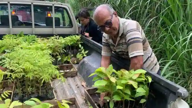 El ecuatoriano que lo dejó todo para transformarse en sembrador de la selva