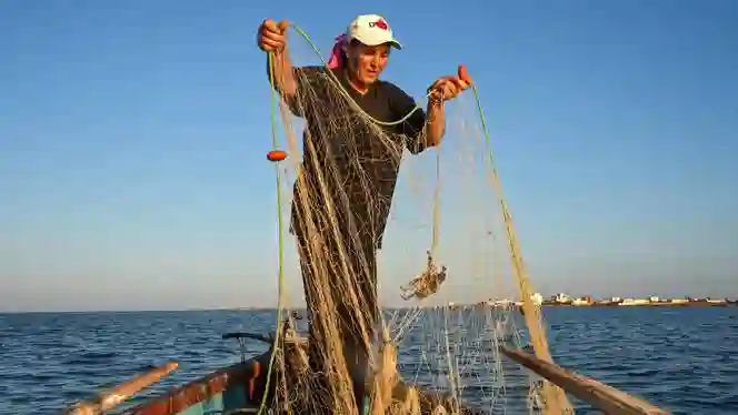 Pescadoras tunecinas enfrentan a la desigualdad y a la crisis climática