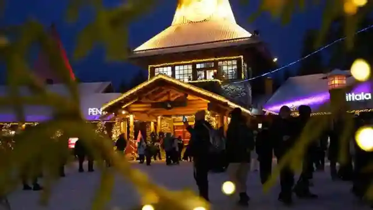 El pueblo de Papá Noel en Finlandia se llena de turistas, pero hay escepticismo