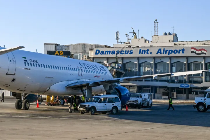 Siria rihap korridoret ajrore në jug dhe rifillon operacionet në aeroportin e Damaskut