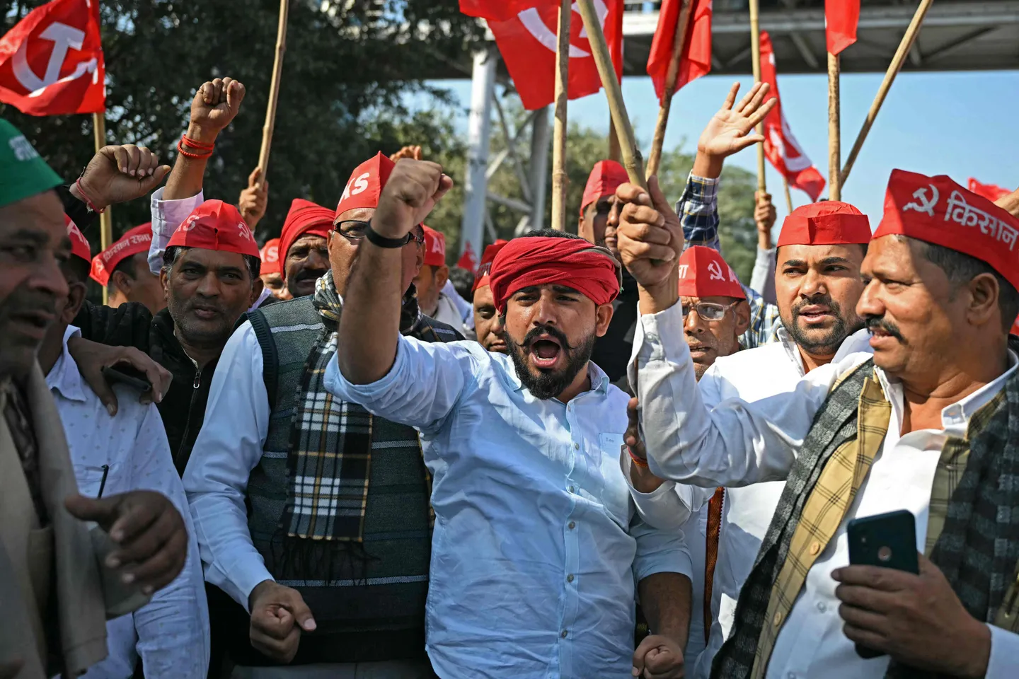 بھارت نے سینکڑوں کسانوں کو گرفتار کر لیا اور احتجاجی کیمپوں کو تباہ کر دیا