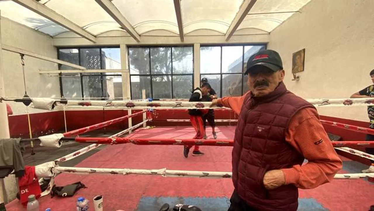 El legendario entrenador de boxeo mexicano que sigue en el ring con 85 años