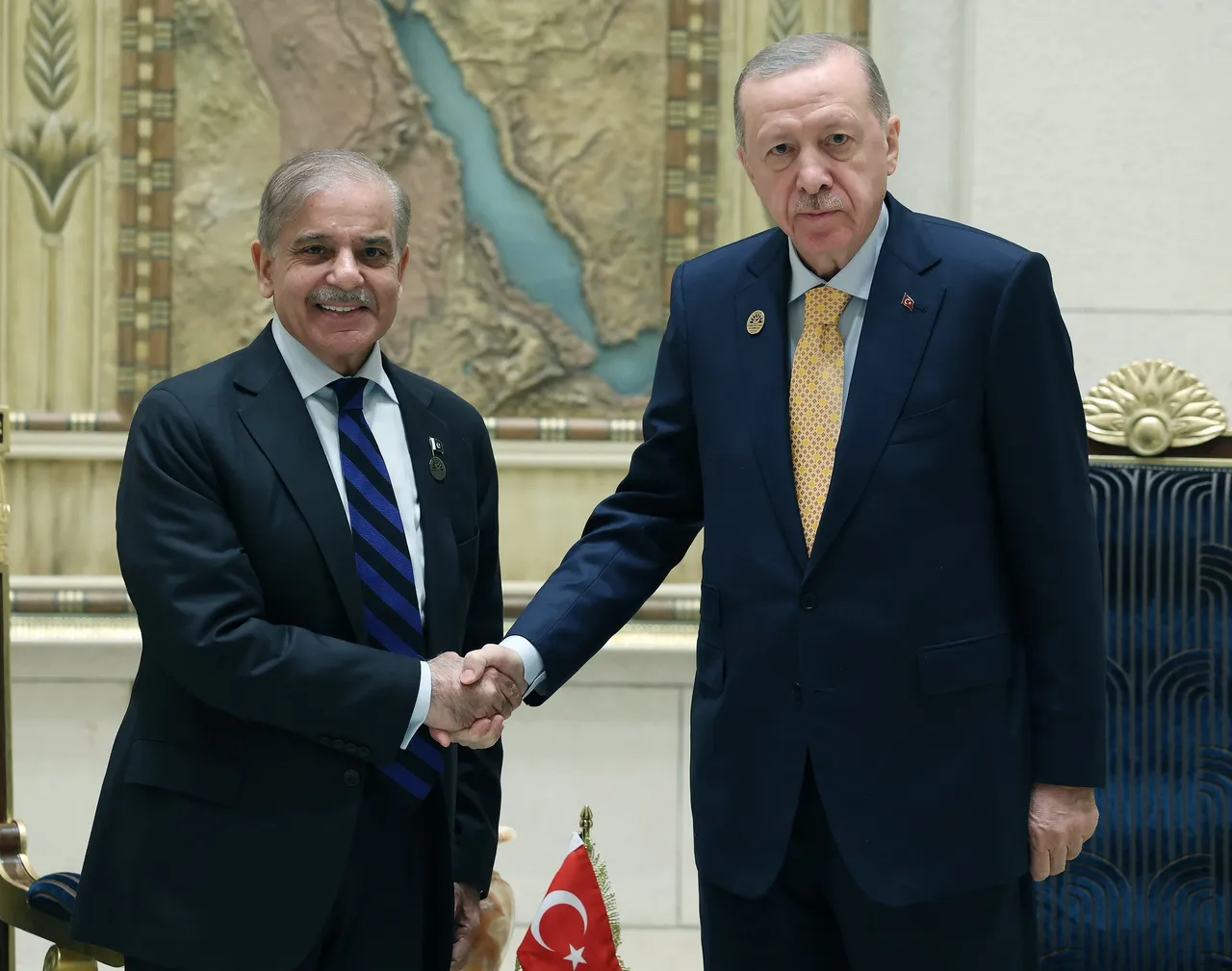 شریف از«نقش سازنده» انقره در تسهیل آتش‌بس بین اسلام‌آباد و کابل تقدیر کرد