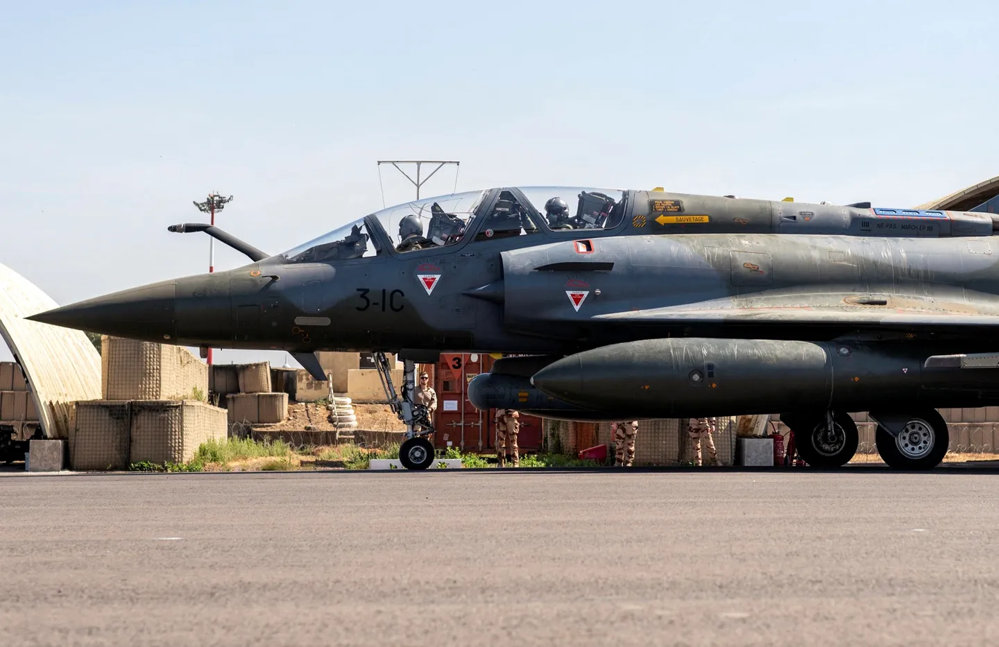 فرنسا تعيد أول قاعدة عسكرية إلى السلطات التشادية بعد فسخ الاتفاقات بينهما