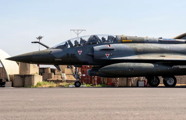 فرنسا تعيد أول قاعدة عسكرية إلى السلطات التشادية بعد فسخ الاتفاقات بينهما