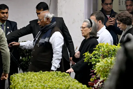 सोनिया गांधी को सांस लेने में तकलीफ के कारण गंगा राम अस्पताल में भर्ती कराया गया, हालत स्थिर है।