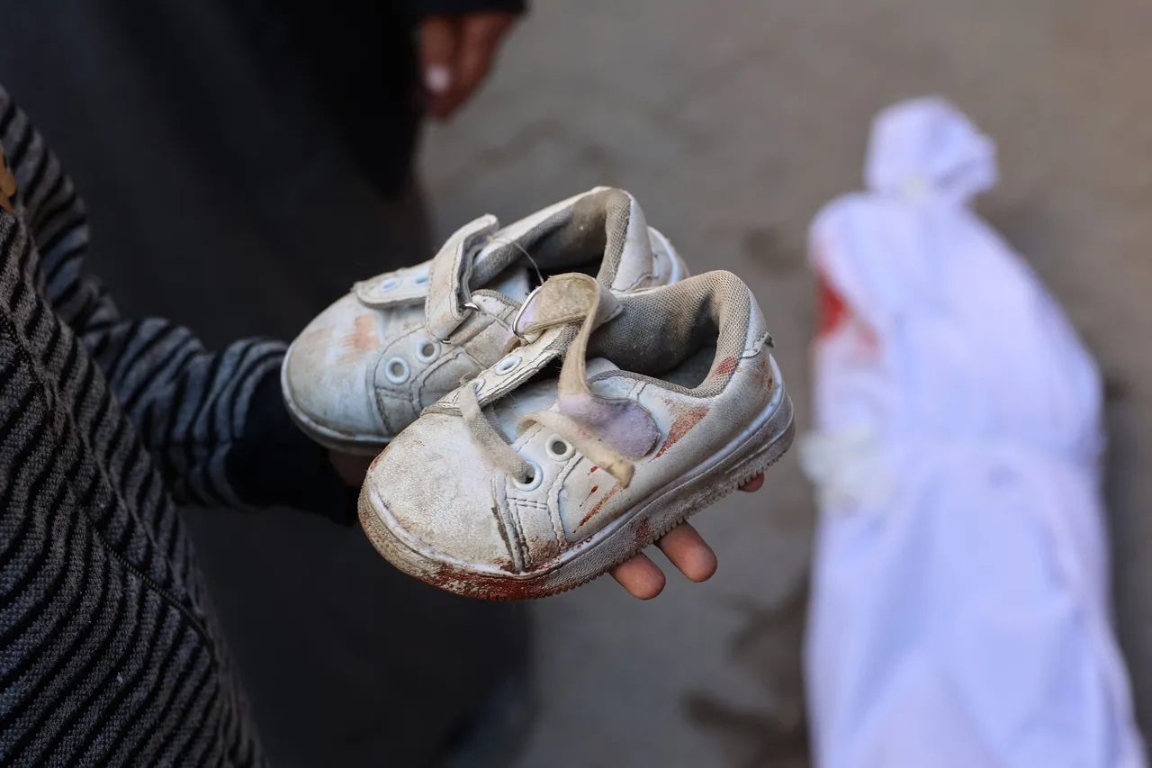 'Prendono di mira gli innocenti': Madre incinta e bambino uccisi in un attacco israeliano su Gaza