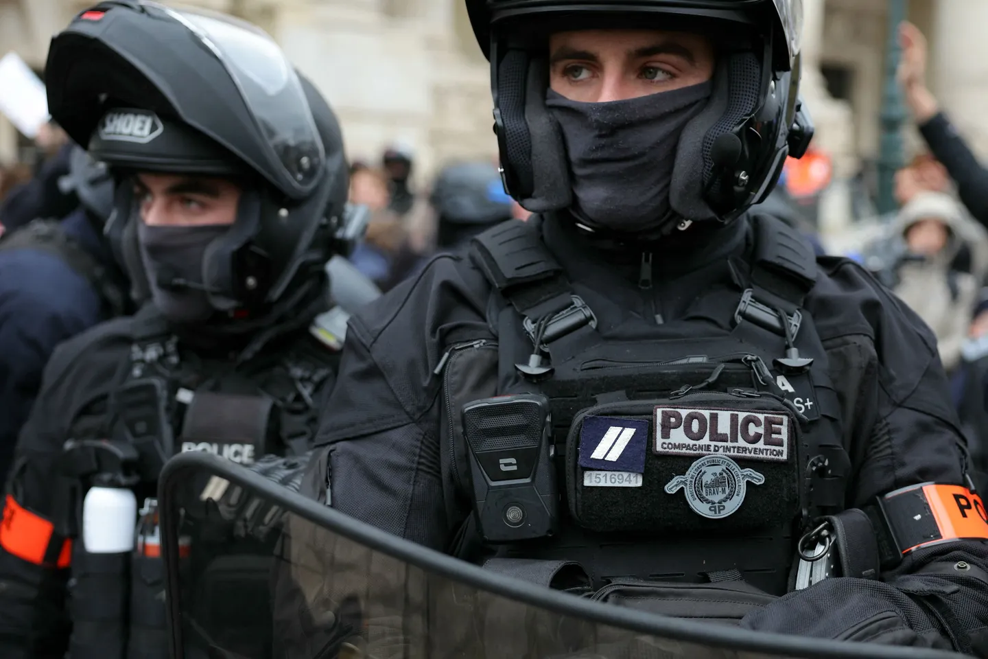 France: prison avec sursis pour deux policiers de la BRAV-M ayant percuté un manifestant