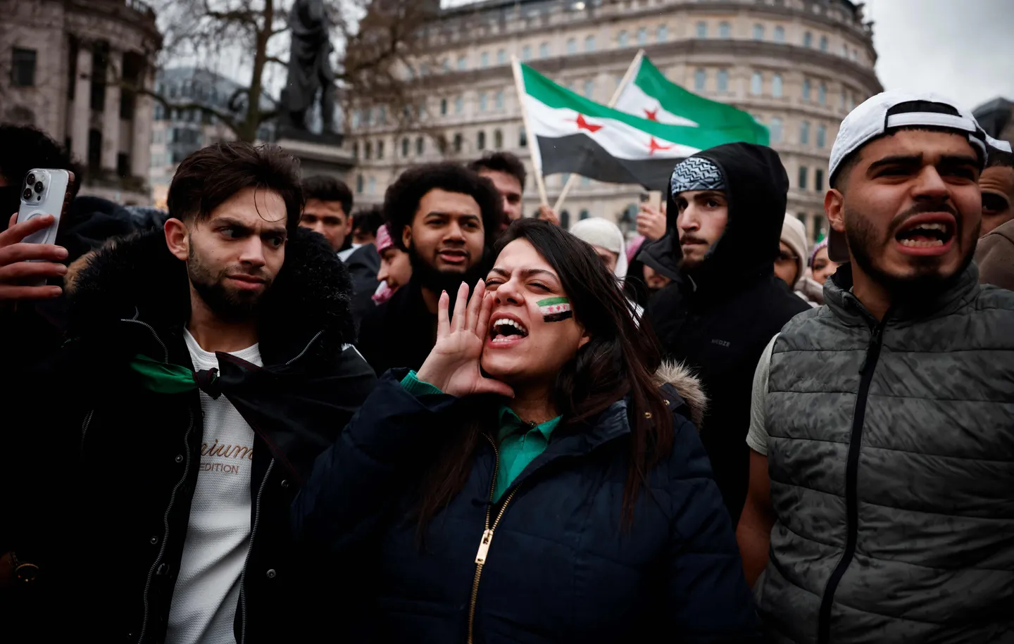 ئىستانبۇلدىكى سۈرىيە كونسۇلخانىسىغا «ئىنقىلاب بايرىقى» ئېسىلدى