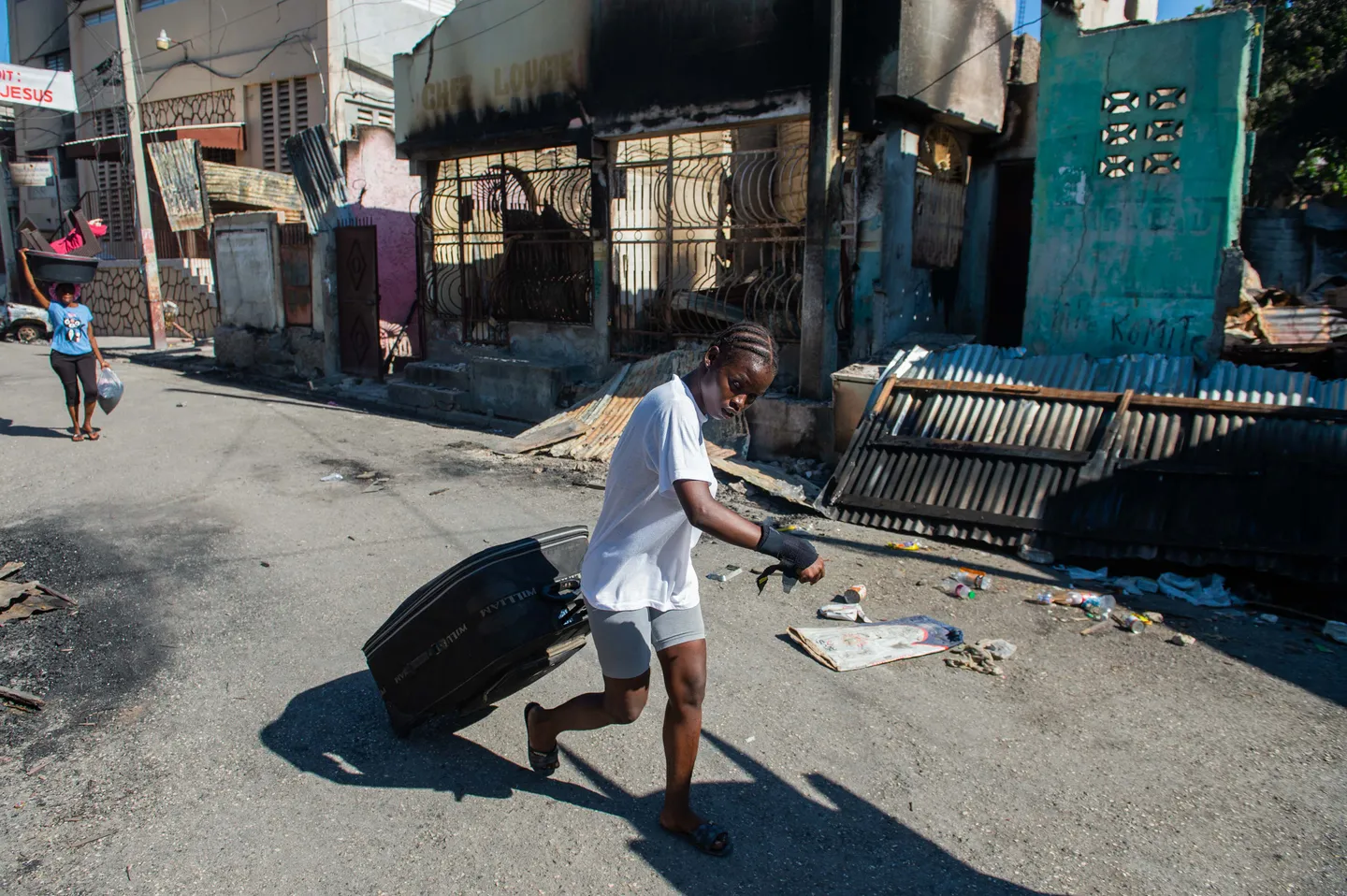 Дайынсыз жоголгон муун: гаитилик балдар бандалардын колуна кантип түшүүдө?