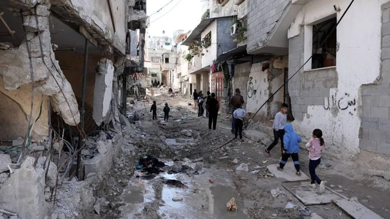 مستوطنون يحرقون "عزبة" فلسطينية وسط اقتحامات متواصلة لمدن وقرى الضفة