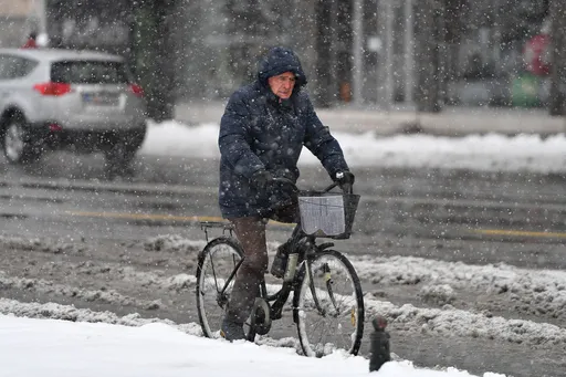 Врнежи од снег во поголем дел од државата, сообраќај во зимски услови и лизгави коловози