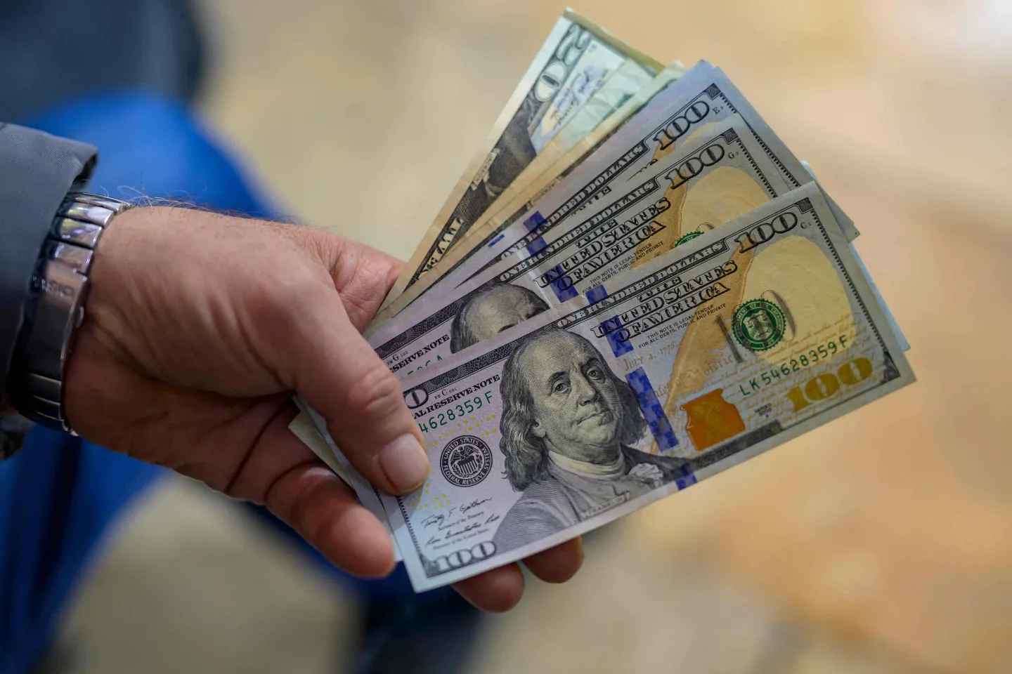 Dollar bereikt 2-jarig hoogtepunt bij terugkeer Trump. Hoe lang zal de stijging duren?