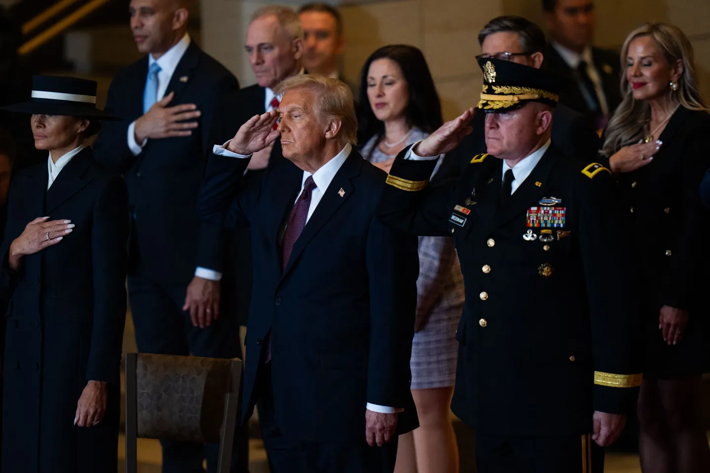 دونالد ترامپ ئامېرىكانىڭ 47-پىرېزىدېنتى سۈپىتىدە رەسمىي ۋەزىپە ئۆتەشنى باشلىدى