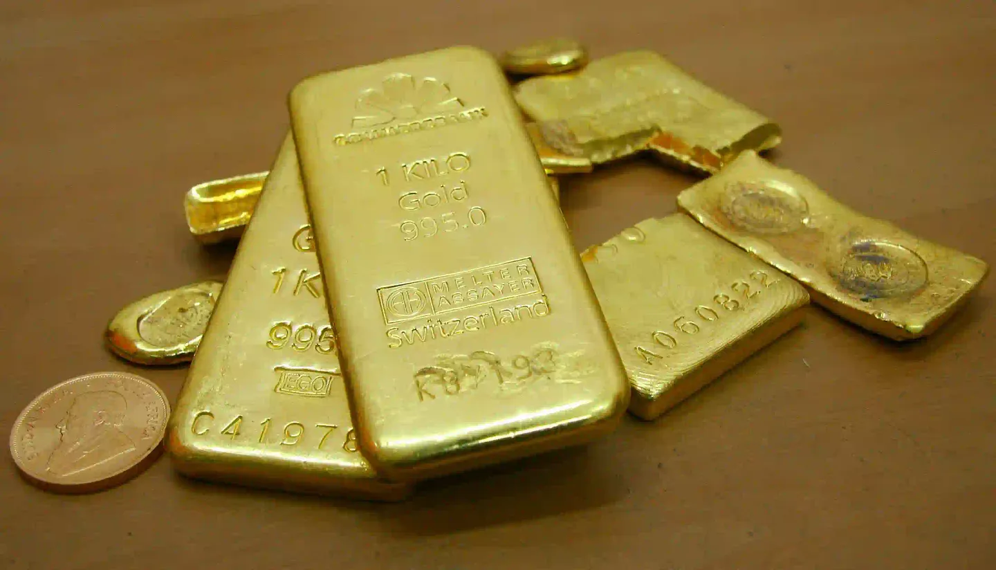 Złoto wciąż błyszczy: Dlaczego świat wciąż zwraca się ku żółtemu metalowi