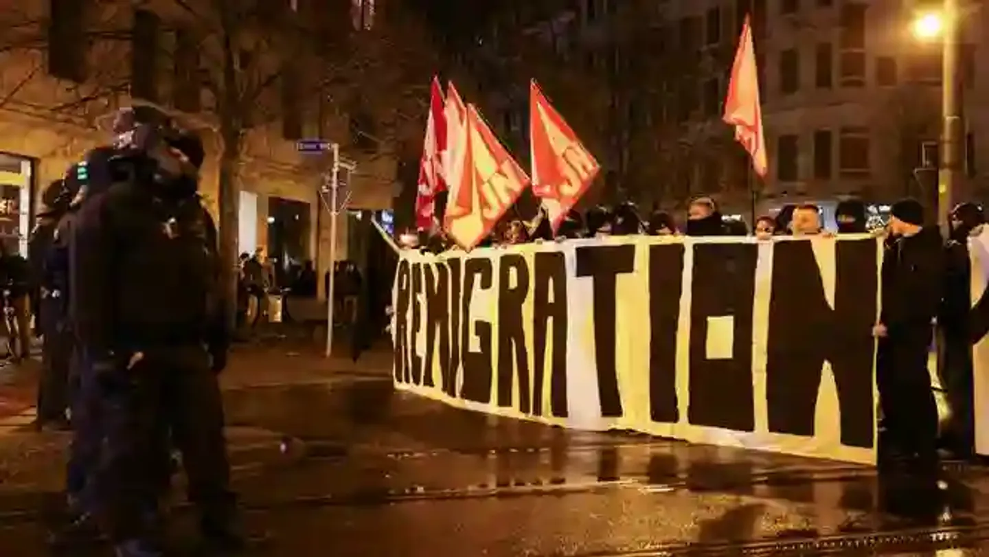 Extreem-rechts in Duitsland gaat over op schadebeperking na autorammen-aanval