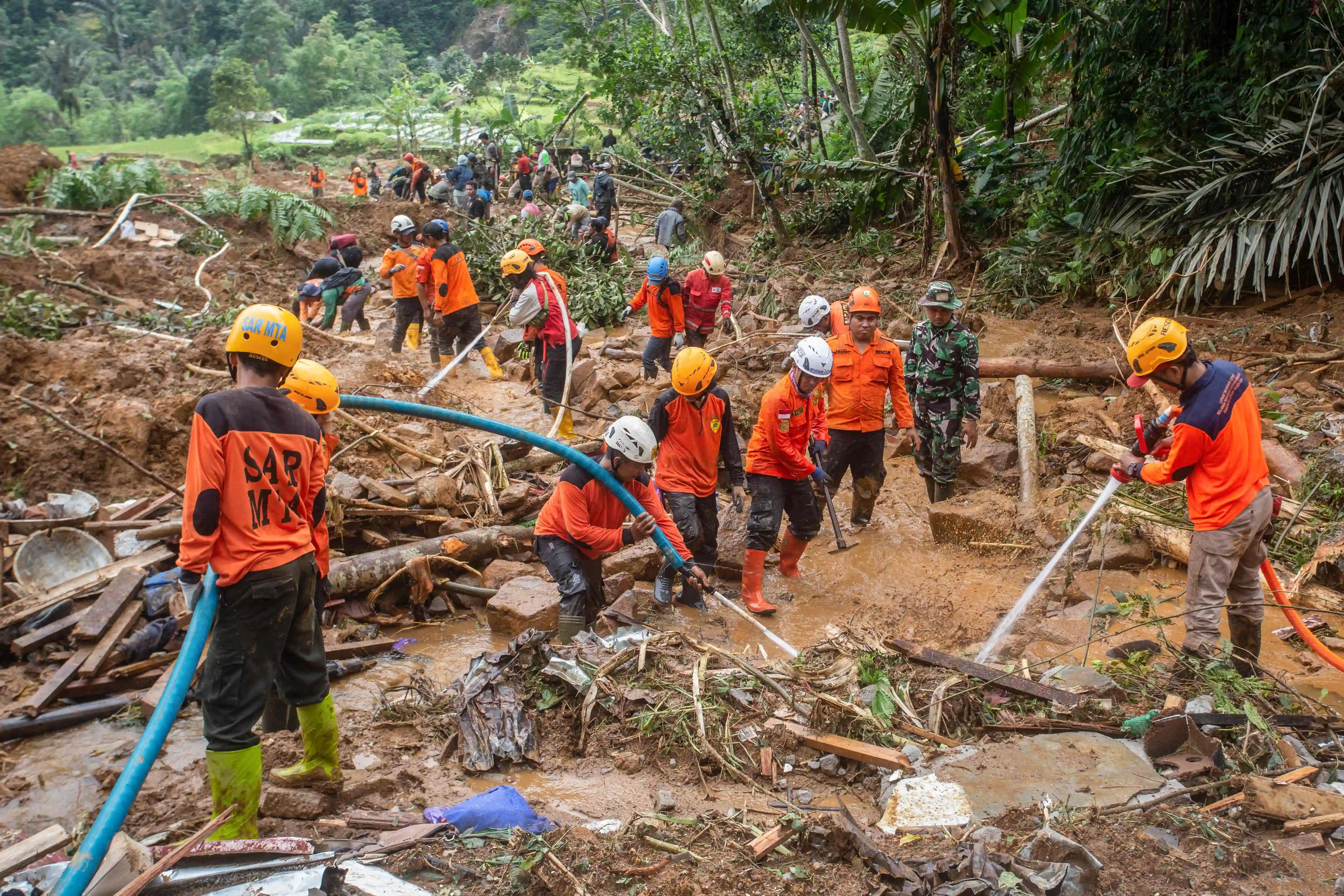 Pencarian mangsa yang terselamat diteruskan selepas banjir teruk dan tanah runtuh di Indonesia