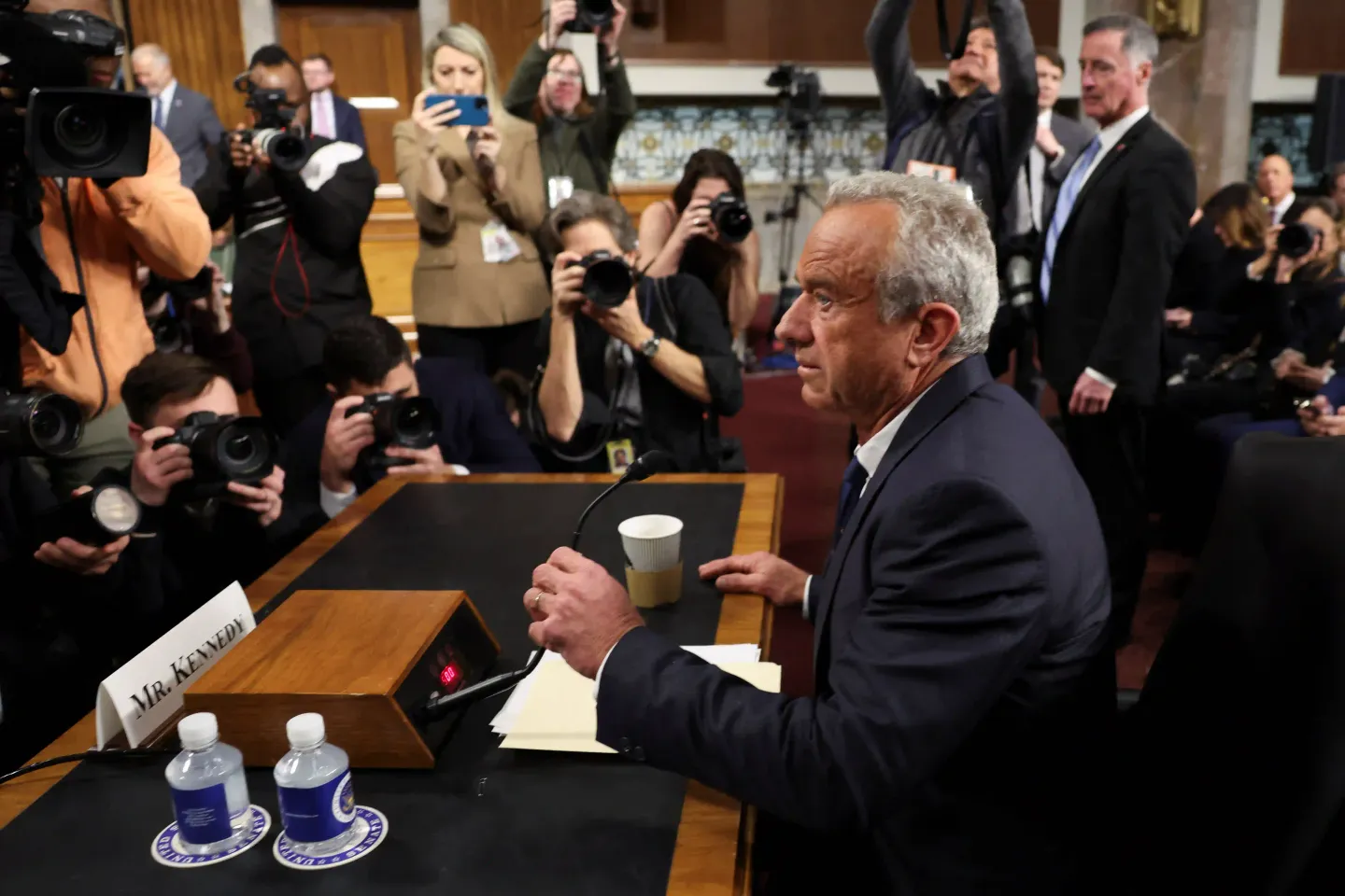 'Ik ben pro-veiligheid': RFK Jr verdedigt zijn staat van dienst in Senaatshoorzitting