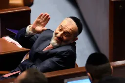 המשבר הפוליטי מעמיק: מפלגות חרדיות מאיימות לפרוש מממשלת נתניהו בעקבות חוק הגיוס.