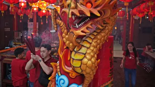 アジア各地で祝賀ムードに包まれる巳年の幕開け