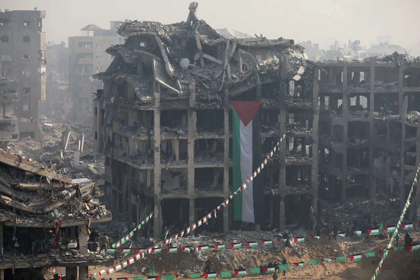 Direkterapport: Israel og Hamas forbereder seg på en tredje fangeutveksling midt i voldshandlinger på Vestbredden