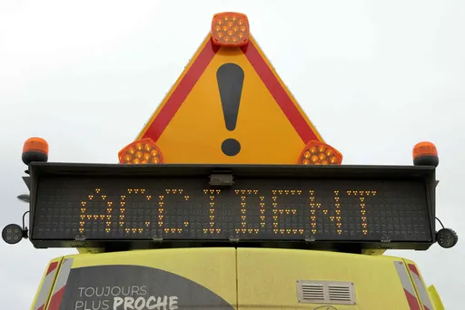 Tiga tewas dan 20 luka-luka usai bus penumpang terguling di tol Semarang-Batang