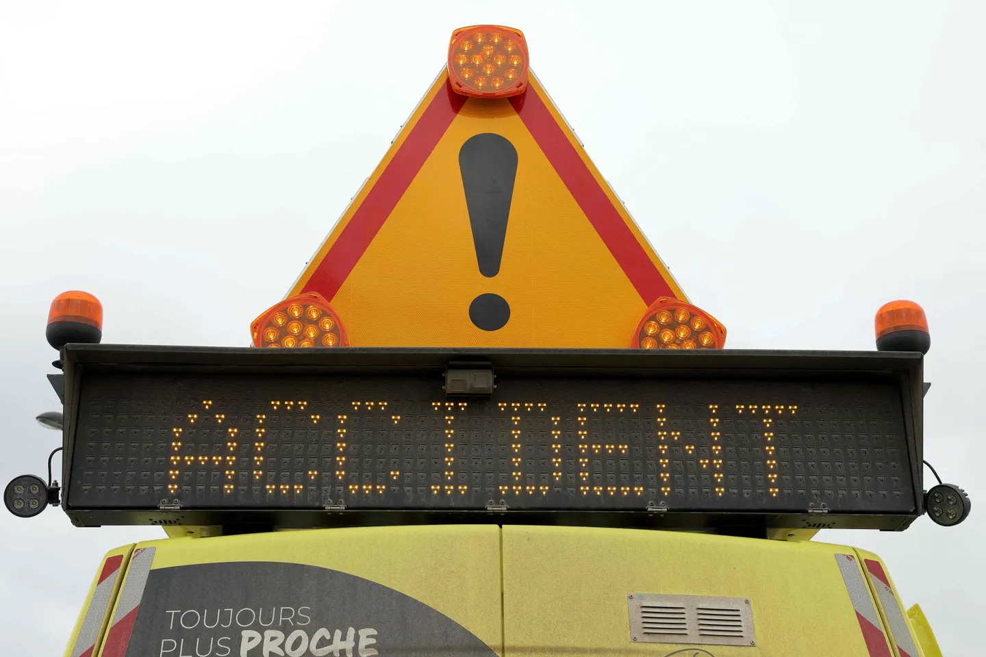 Tiga tewas dan 20 luka-luka usai bus penumpang terguling di tol Semarang-Batang