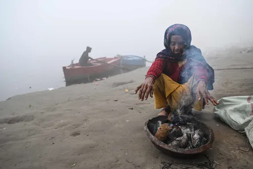 בתמונות: קצף רעיל ועבה מכסה את הנהר הקדוש בבירת הודו
