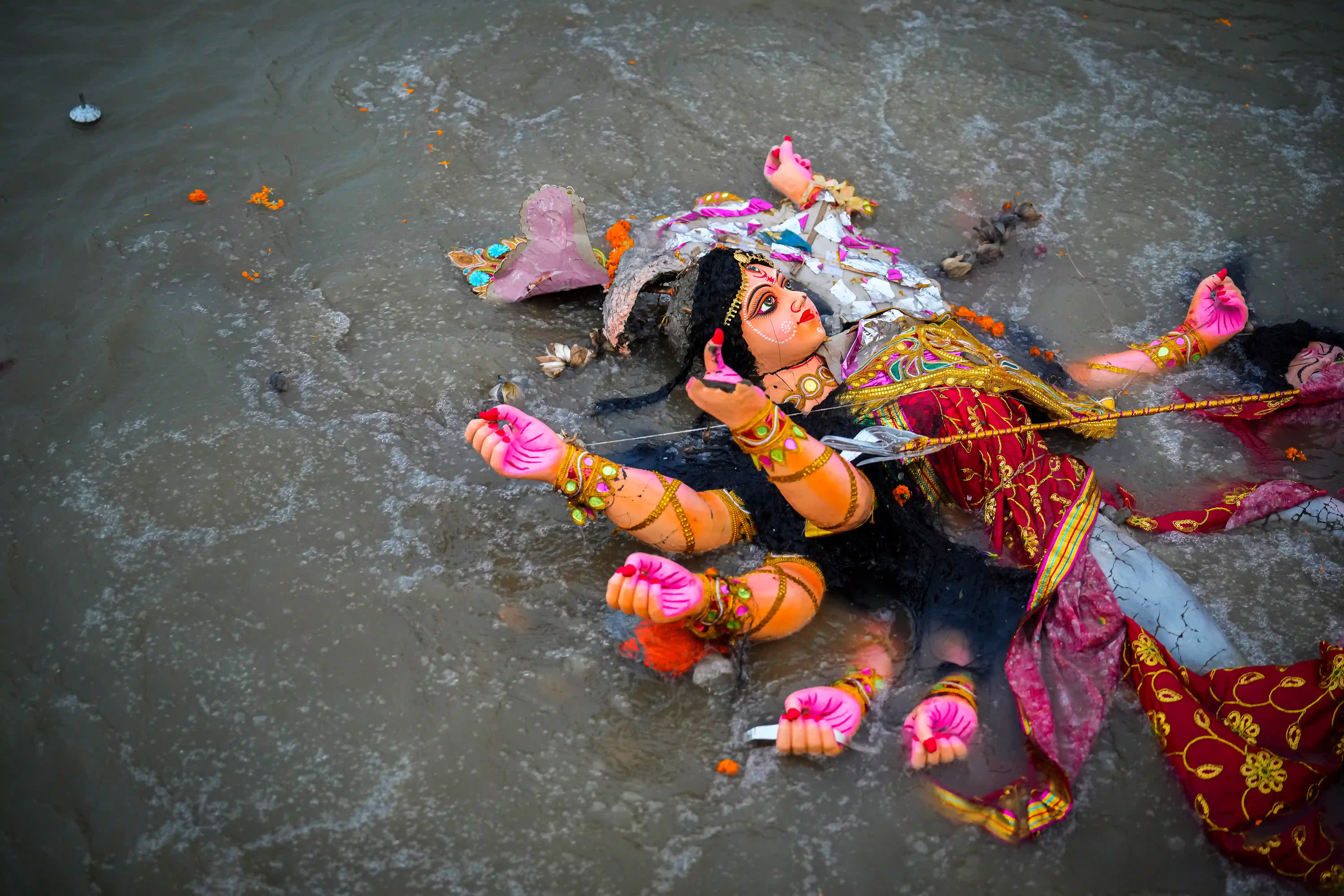 写真で見る:インドの首都で神聖な川を覆う有毒な泡