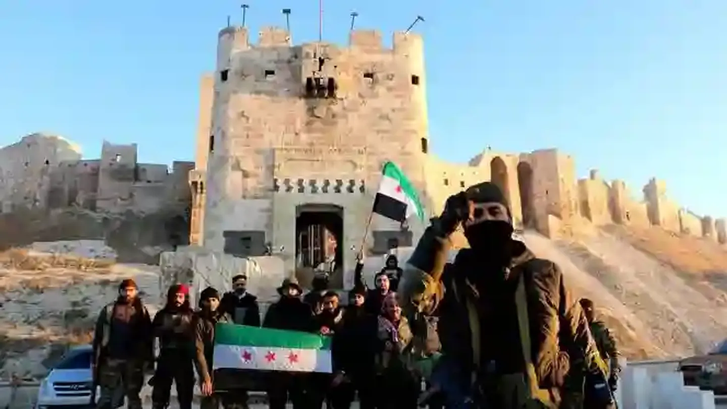 Grupos opositores sirios toman control de Idlib y avanzan hacia Hama